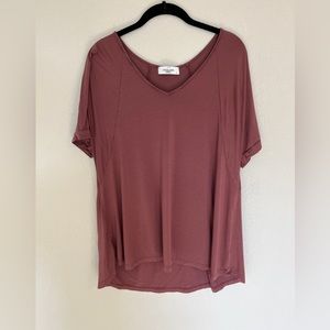Carly Jean Los Angeles Favorite Boyfriend T in color wine. Size Small.